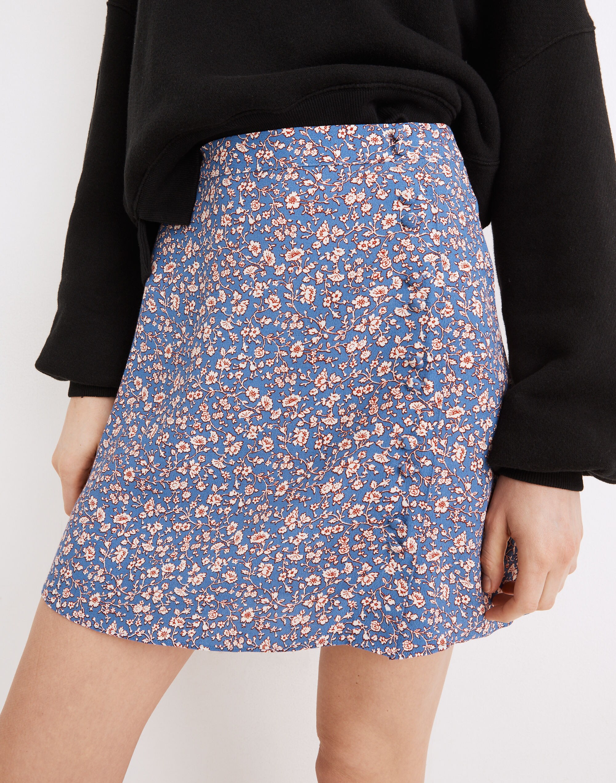 Porch Side-Button Mini Skirt in Summer Vines